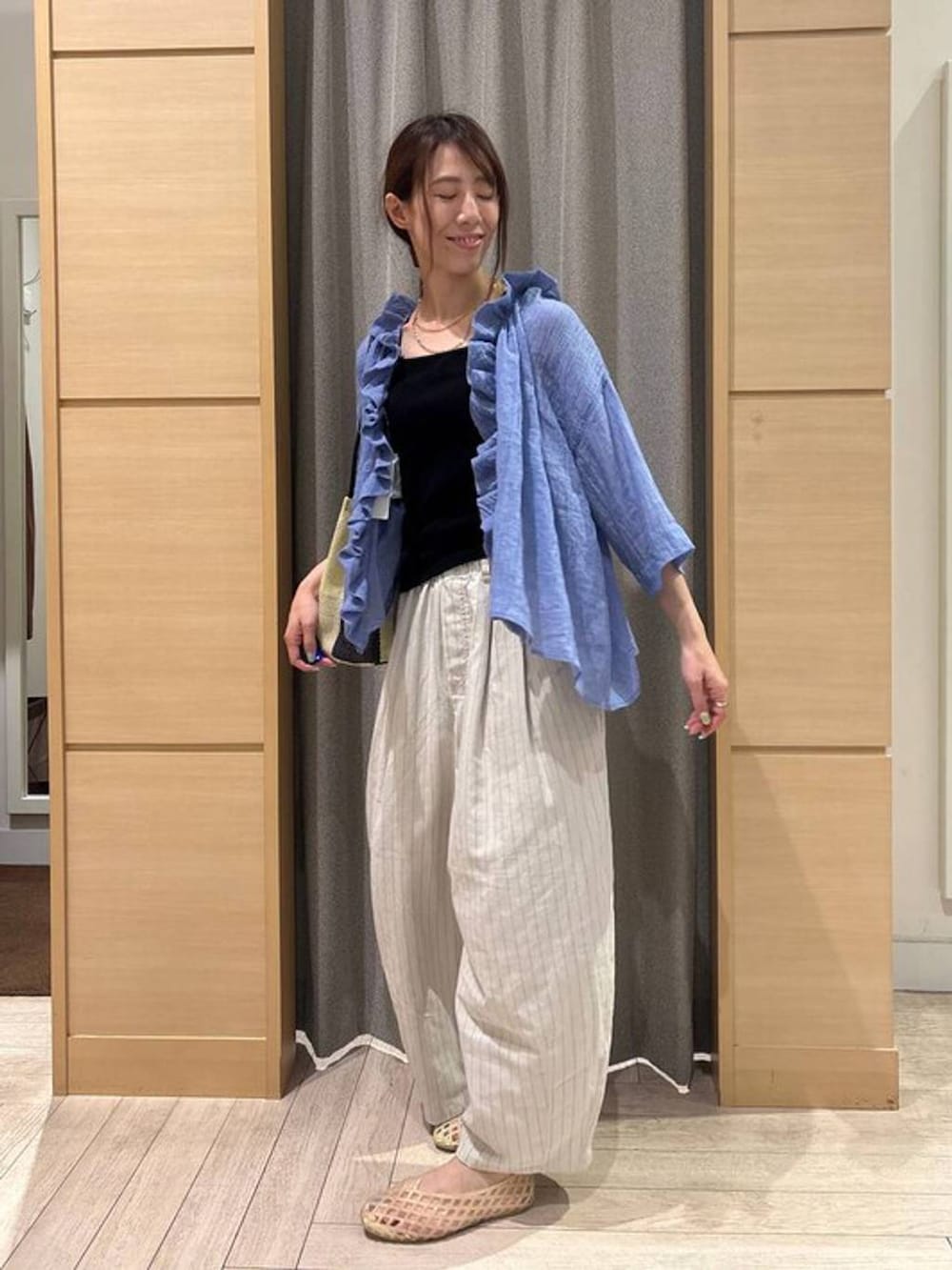 ブラック系のトートバッグ、ブラック系のタンクトップ、その他のその他パンツを着用したレディースの夏コーディネートの3枚目の写真