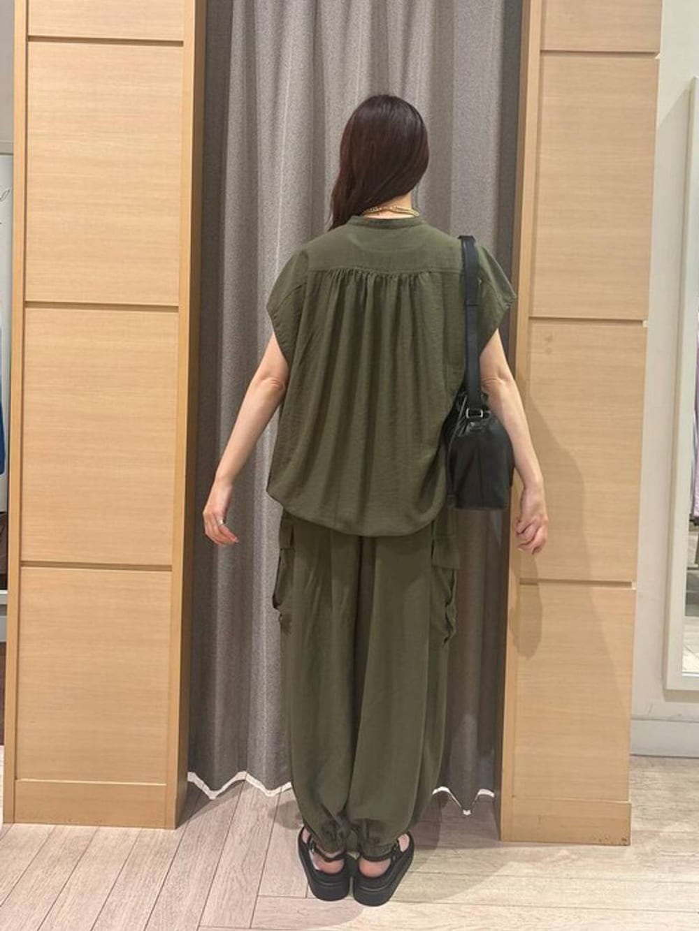 グリーン系のカーゴパンツ、グリーン系のシャツ/ブラウス、ブラウン系のサンダルを着用したレディースの夏コーディネートの3枚目の写真