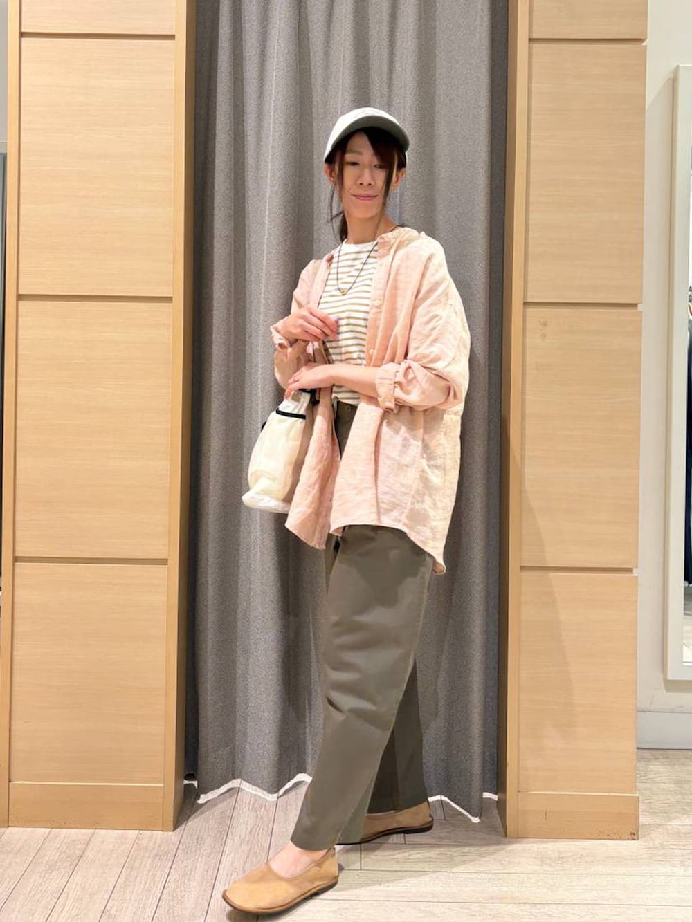 オレンジ系のシャツ/ブラウス、グリーン系のその他パンツ、ベージュ系のパンプスを着用したレディースの夏コーディネートの5枚目の写真