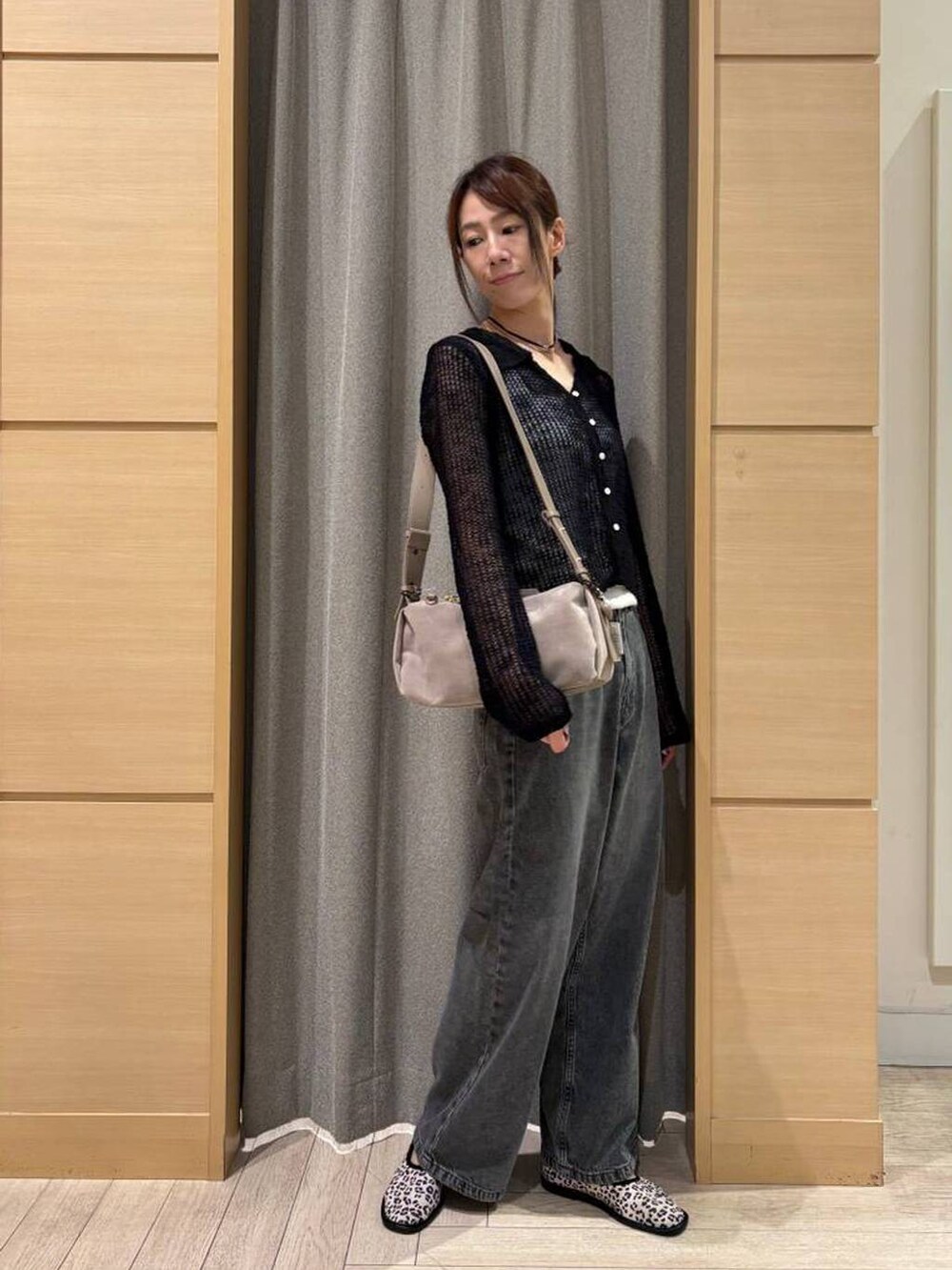 ブルー系のその他パンツ、グレー系のデニムパンツ、ホワイト系のパンプスを着用したレディースの春コーディネートの4枚目の写真