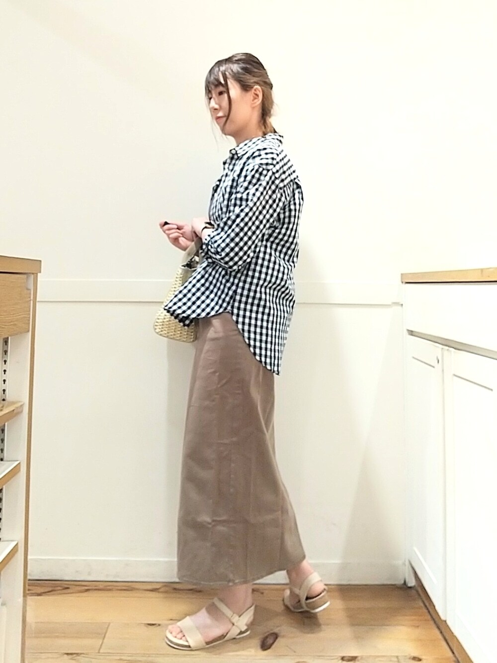 その他のシャツ/ブラウス、その他のTシャツ/カットソー、ベージュ系のサンダルを着用したレディースの春コーディネートの3枚目の写真