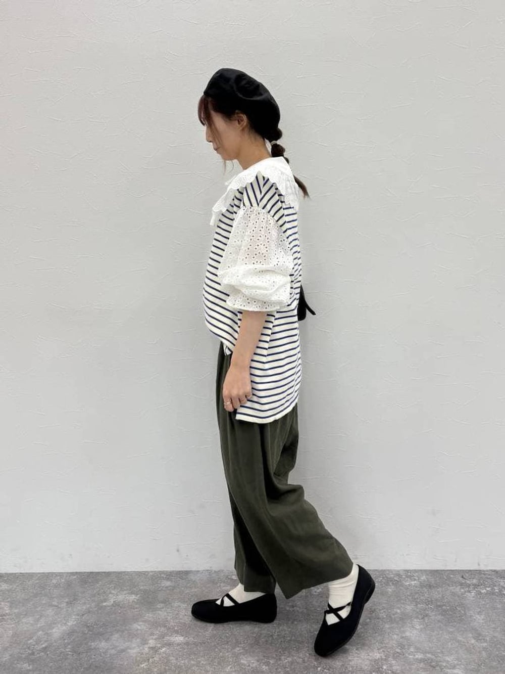 ブラック系のトートバッグ、ブラック系のバレエシューズ、グリーン系のその他パンツを着用したレディースの春コーディネートの2枚目の写真