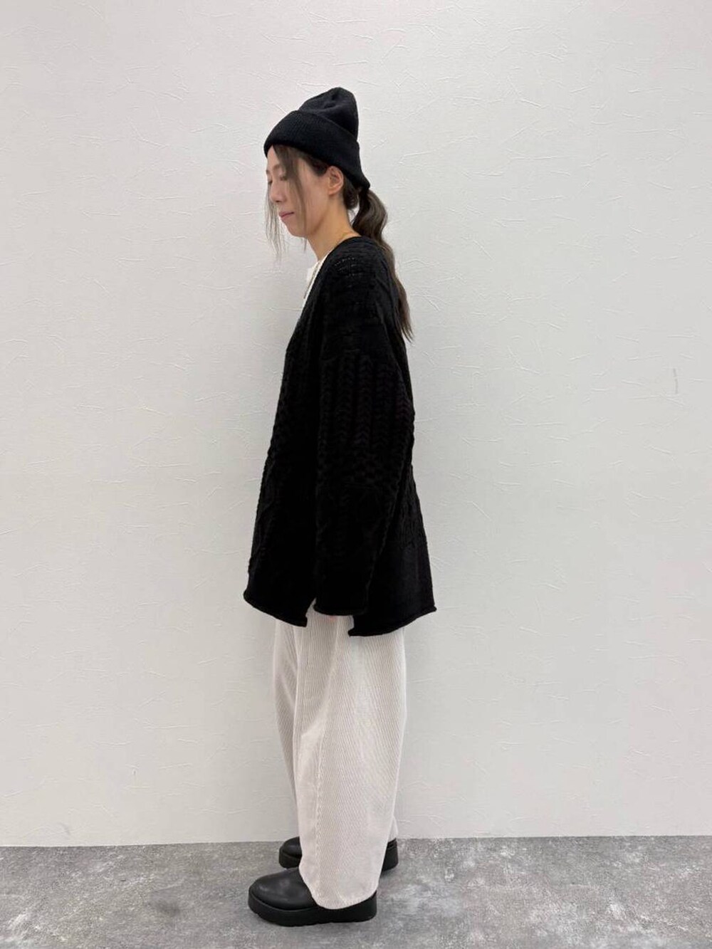 ブラック系のブーツ、グレー系のその他パンツ、ホワイト系のTシャツ/カットソーを着用したレディースの冬コーディネートの3枚目の写真