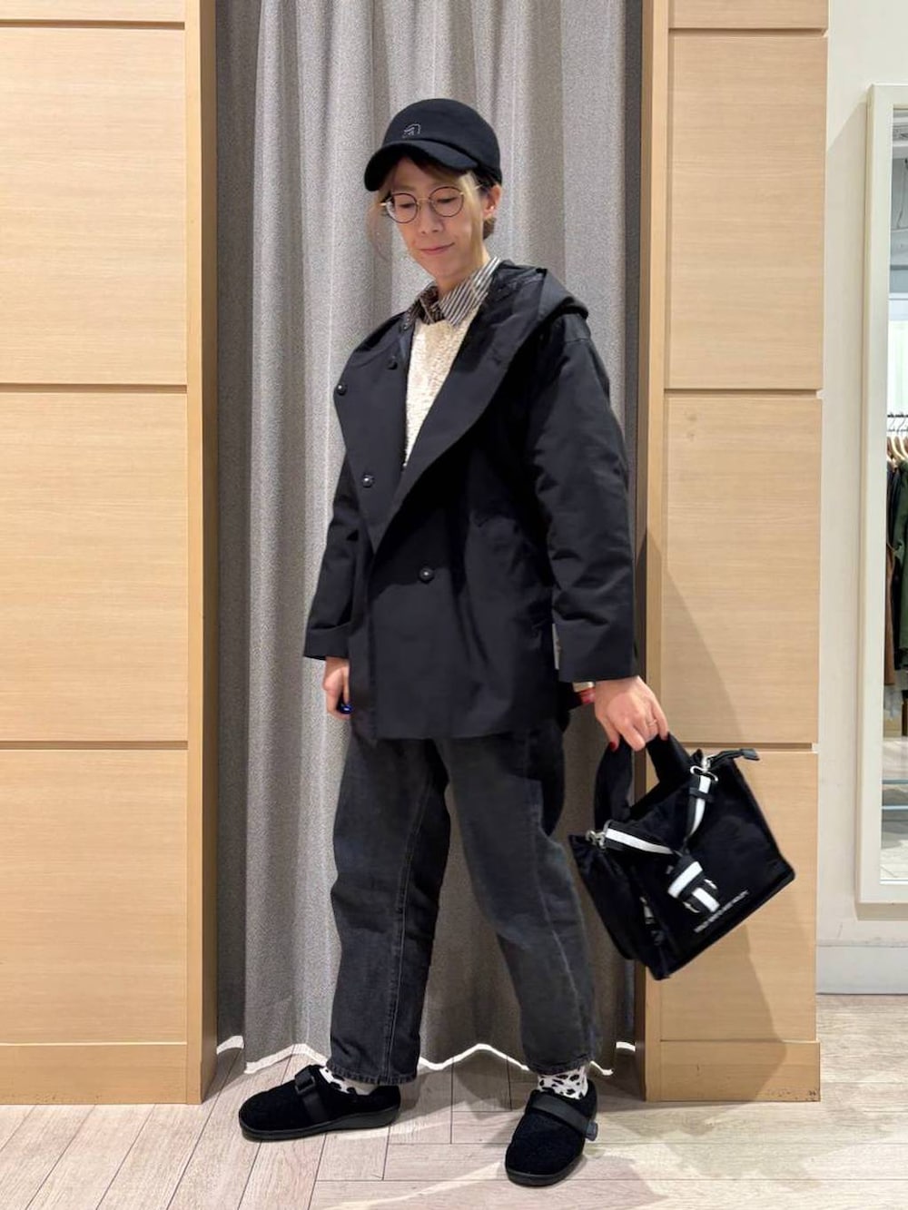 ブラック系のブルゾン、ブラック系のデニムパンツ、その他のシャツ/ブラウスを着用したレディースの秋コーディネートの4枚目の写真