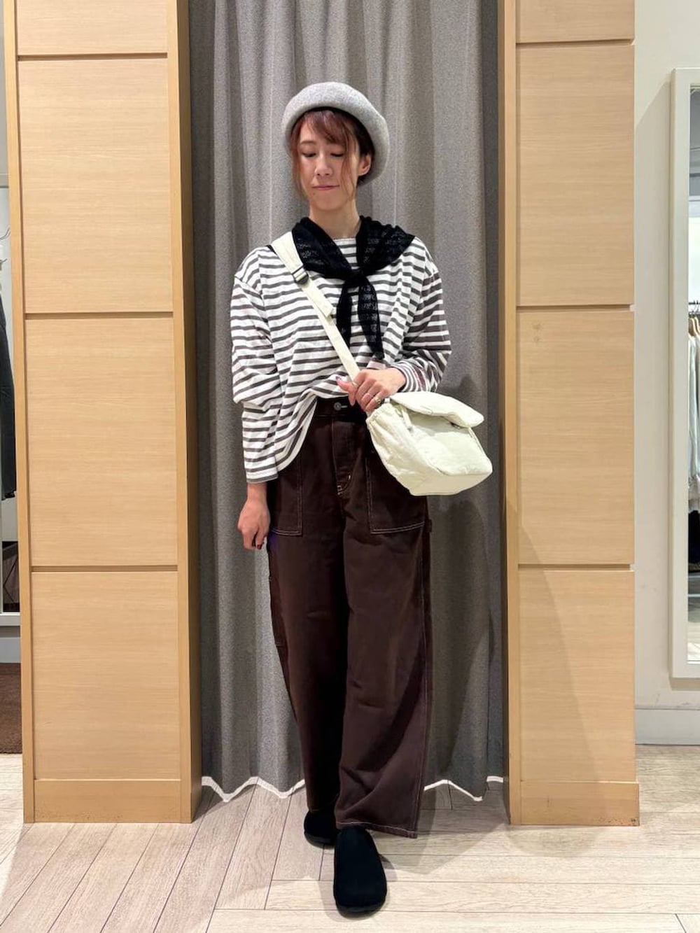 ベージュ系のショルダーバッグ、その他のTシャツ/カットソー、ブラウン系のその他パンツを着用したレディースの秋コーディネートの5枚目の写真