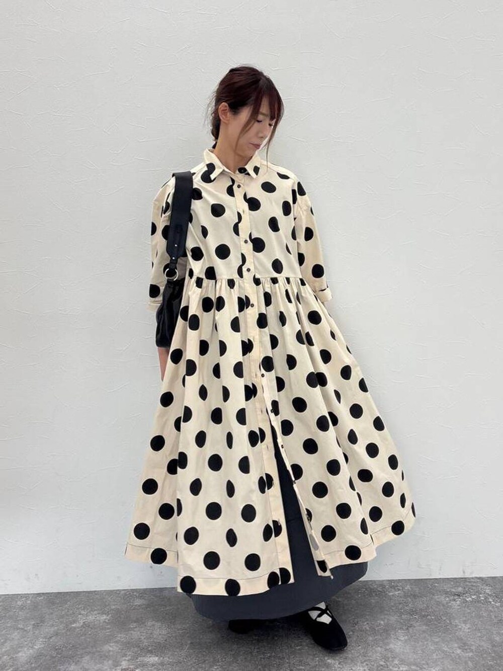 ブラック系のトートバッグ、ブラック系のタンクトップ、ブラック系のバレエシューズを着用したレディースの春コーディネートの2枚目の写真