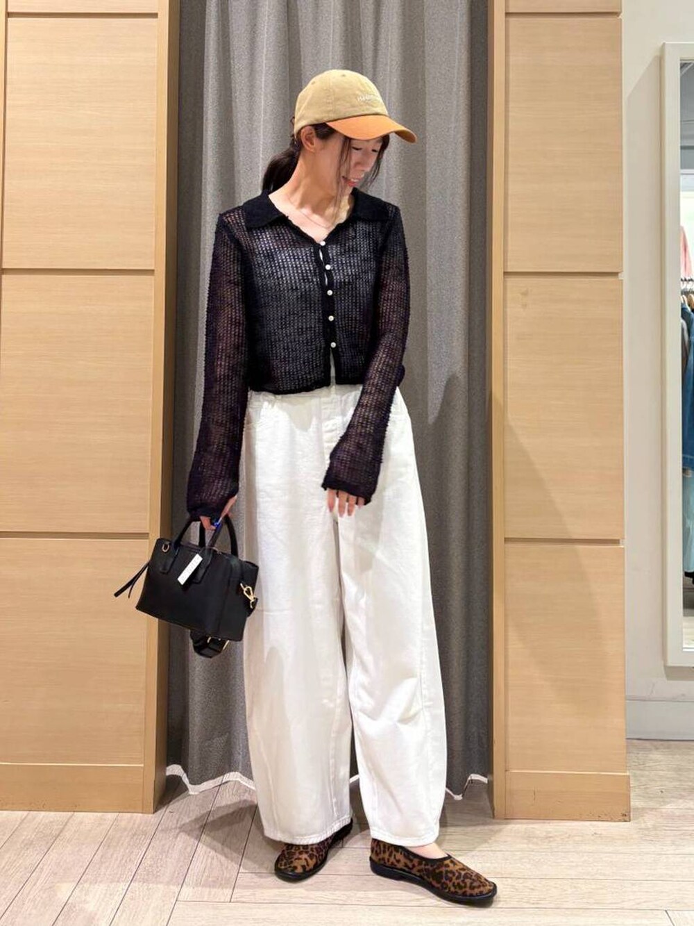 ホワイト系のデニムパンツ、ブラウン系のパンプス、ホワイト系のタンクトップを着用したレディースの春コーディネートの4枚目の写真