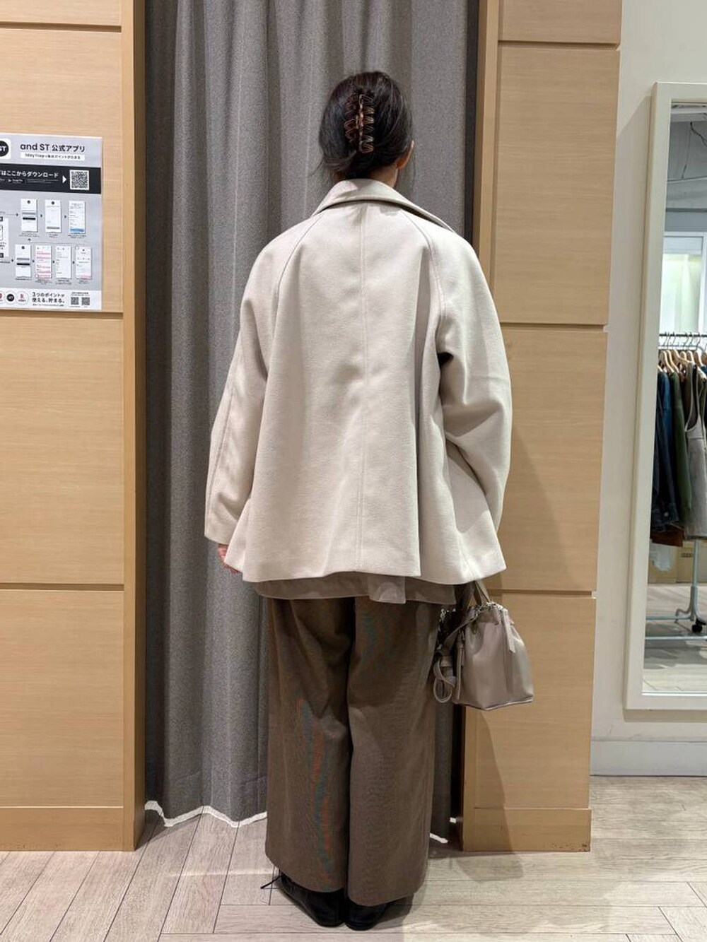 その他のその他パンツ、ホワイト系のピーコート、その他のニット/セーターを着用したレディースの冬コーディネートの3枚目の写真