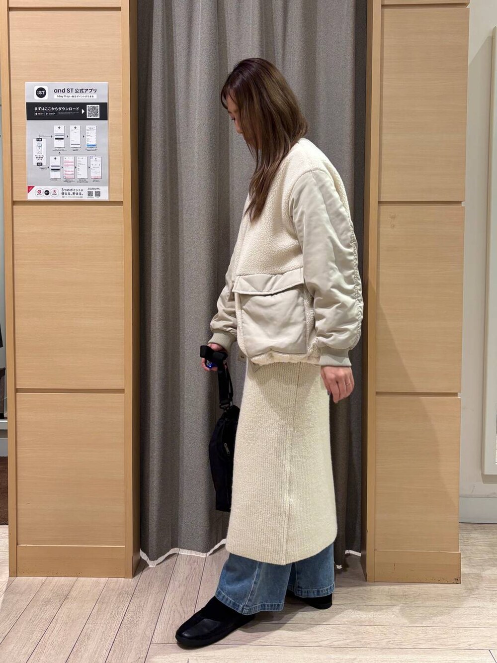 ホワイト系のその他アウター、ブルー系のデニムパンツ、その他のTシャツ/カットソーを着用したレディースの冬コーディネートの2枚目の写真