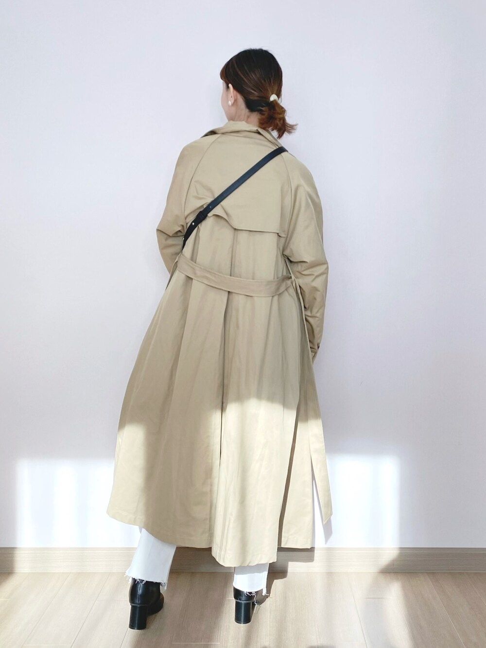 ベージュ系のミリタリージャケット、ブラック系のニット/セーター、ブラック系のショルダーバッグを着用したレディースの冬コーディネートの5枚目の写真