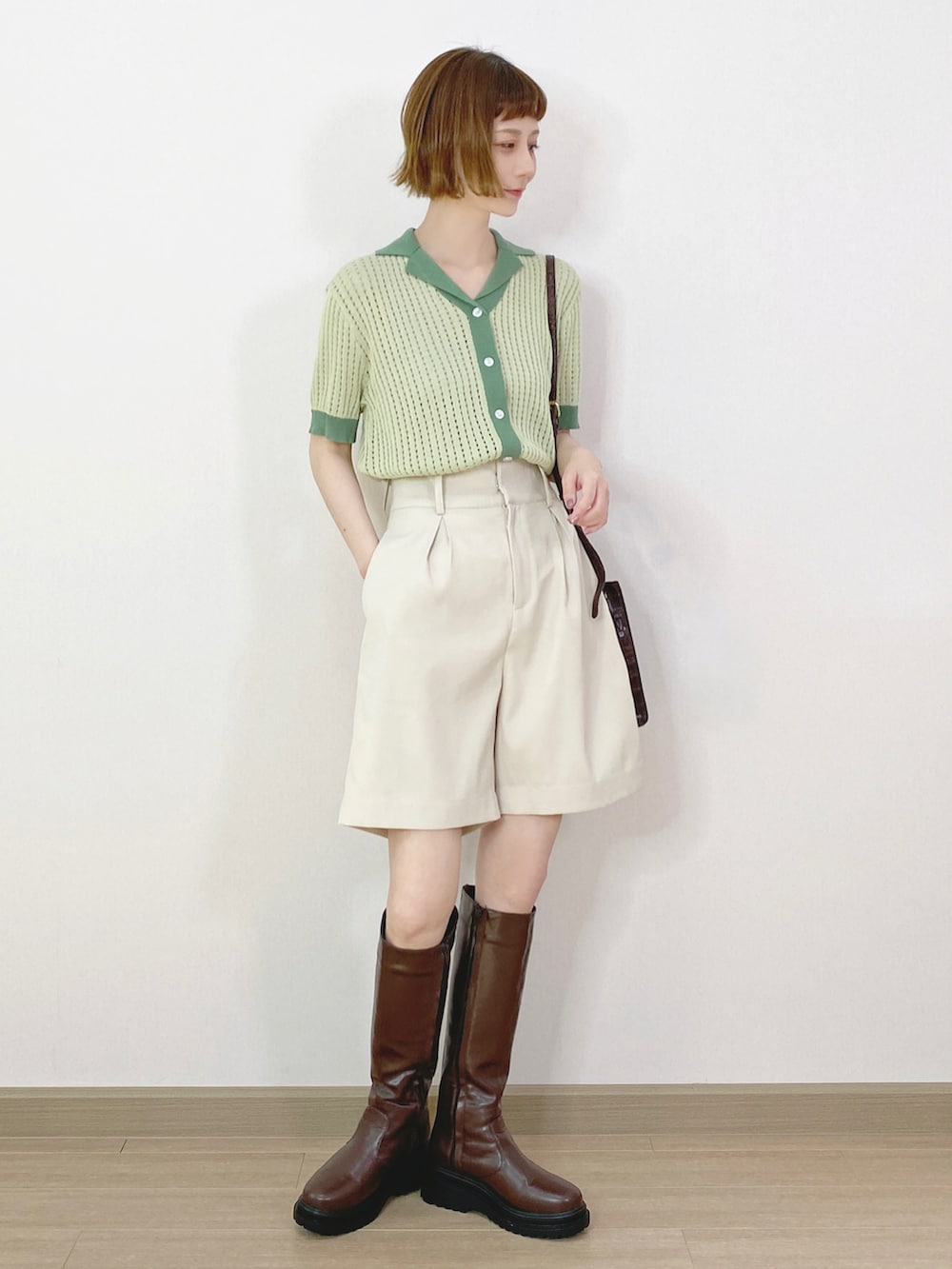 「ootd、夏、休闲、女人味、盐系风格、シンプル、ショートパンツ、カジュアル、お洒落さんとつながりたい、ブーツ」｜「HeatherのTRタックハーフパンツ  265277（その他パンツ、ホワイト系）」を使った、喵喵小桃さん（レディース・160cm）の夏コーディネートの2枚目の写真