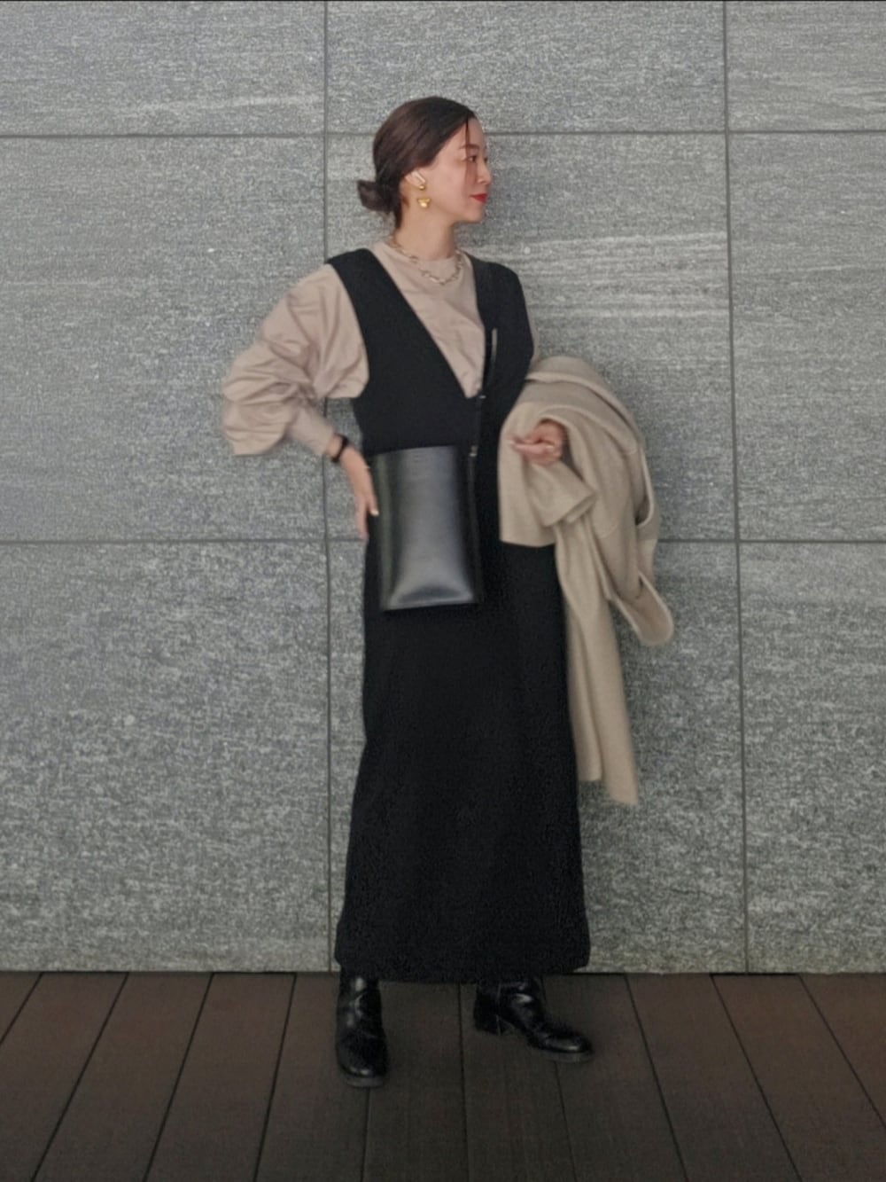 ベージュ系のシャツ/ブラウス、ベージュ系のジャケット/アウター、ブラック系のワンピースを着用したレディースの冬コーディネートの2枚目の写真