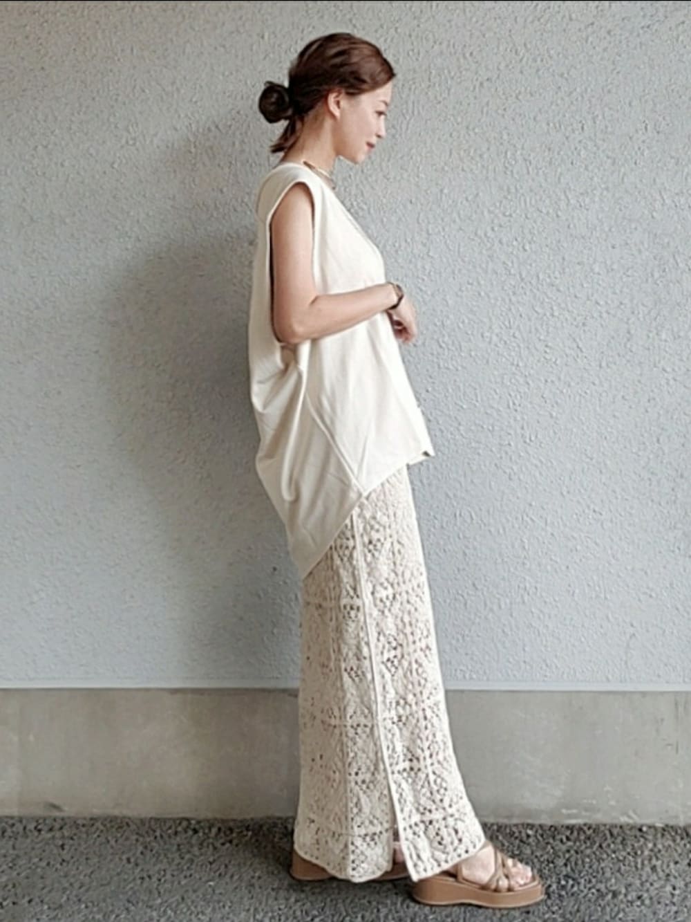 ホワイト系のワンピース/ドレス、ホワイト系のショルダーバッグ、ブラウン系のサンダルを着用したレディースの夏コーディネートの3枚目の写真