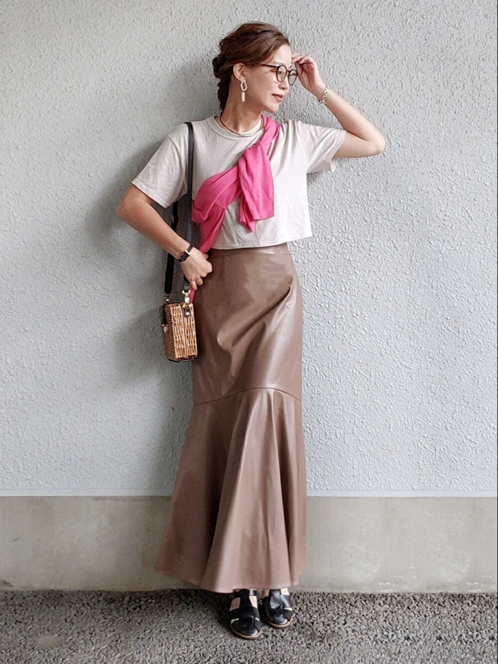 ブラック系のサンダル、グレー系のTシャツ/カットソー、ブラウン系のスカートを着用したレディースの春コーディネートの2枚目の写真