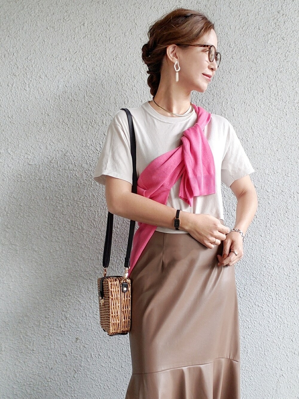 ブラック系のサンダル、グレー系のTシャツ/カットソー、ブラウン系のスカートを着用したレディースの春コーディネートの3枚目の写真