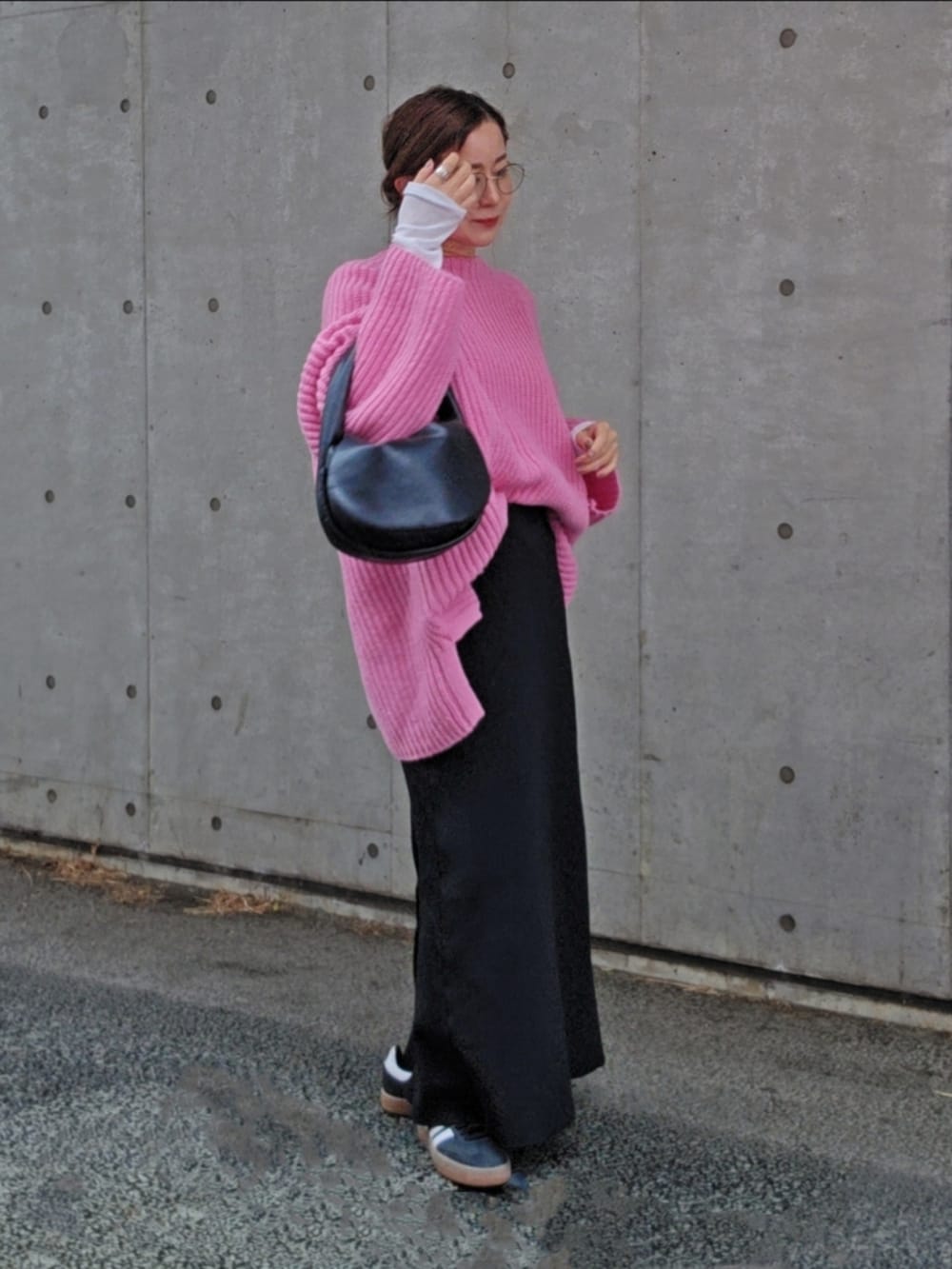 ピンク系のニット/セーター、ブラック系のスニーカー、ブラック系のスカートを着用したレディースの春コーディネートの3枚目の写真