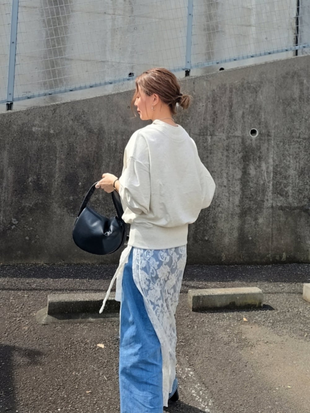 ベージュ系のTシャツ/カットソー、ホワイト系のスカート、ブルー系のデニムパンツを着用したレディースの春コーディネートの4枚目の写真