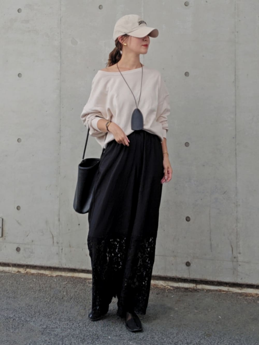 ブラック系のその他パンツを着用したレディースの夏コーディネートの3枚目の写真