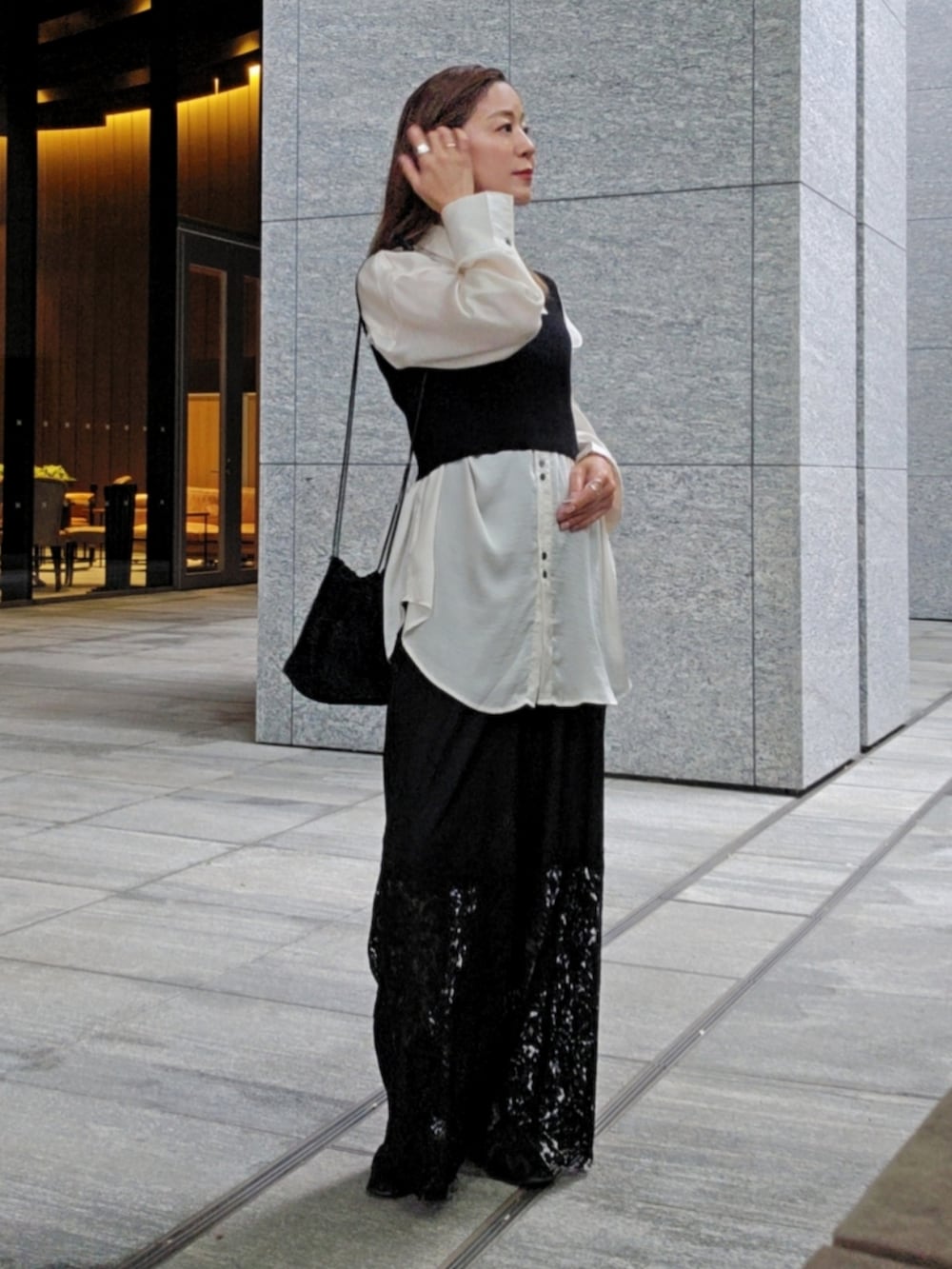 ブラック系のその他パンツ、ホワイト系のシャツ/ブラウス、ブラック系のバッグを着用したレディースの夏コーディネートの3枚目の写真