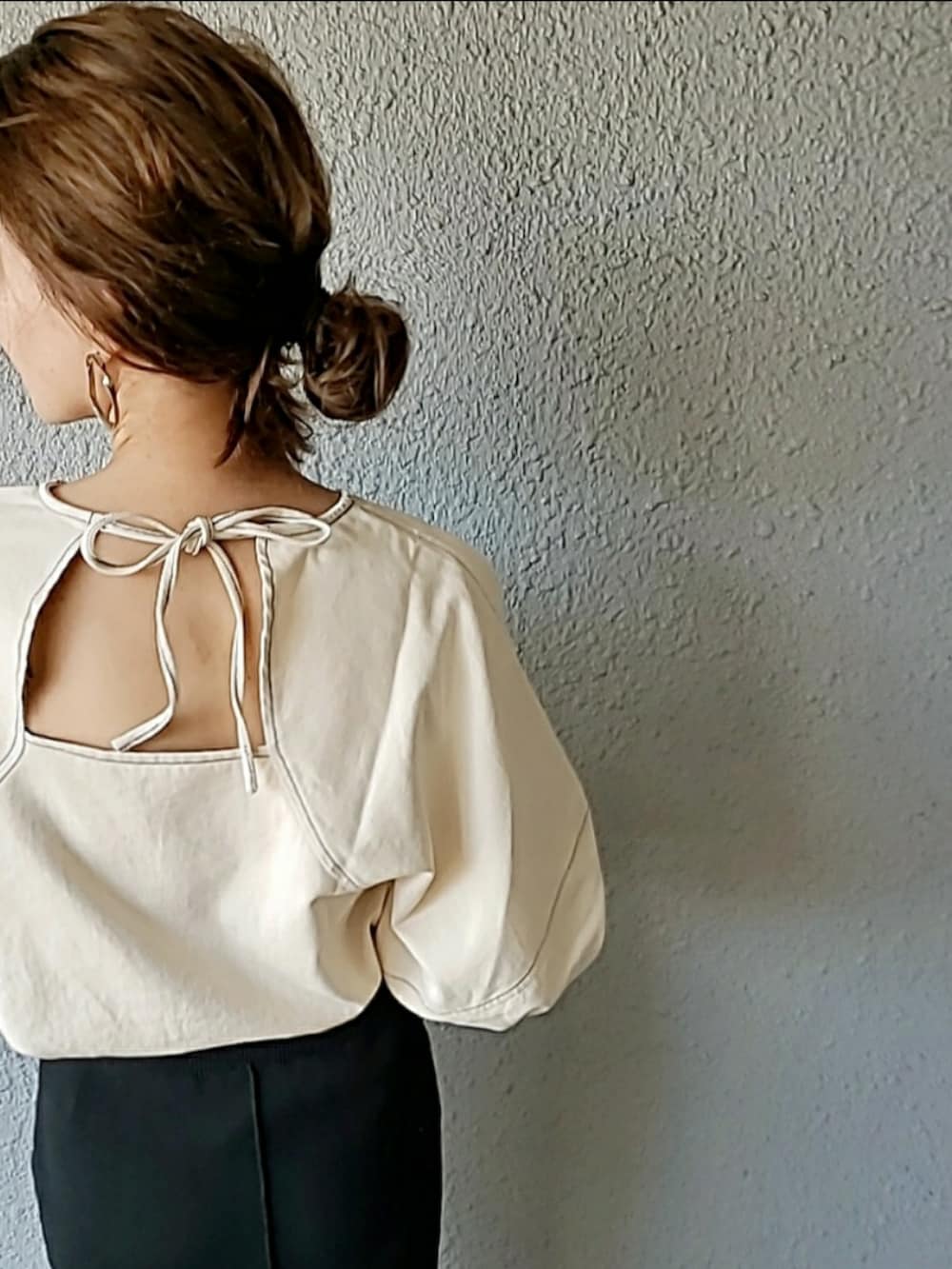 ホワイト系のシャツ/ブラウス、ブラック系のスカート、ブラック系のサンダルを着用したレディースの夏コーディネートの5枚目の写真