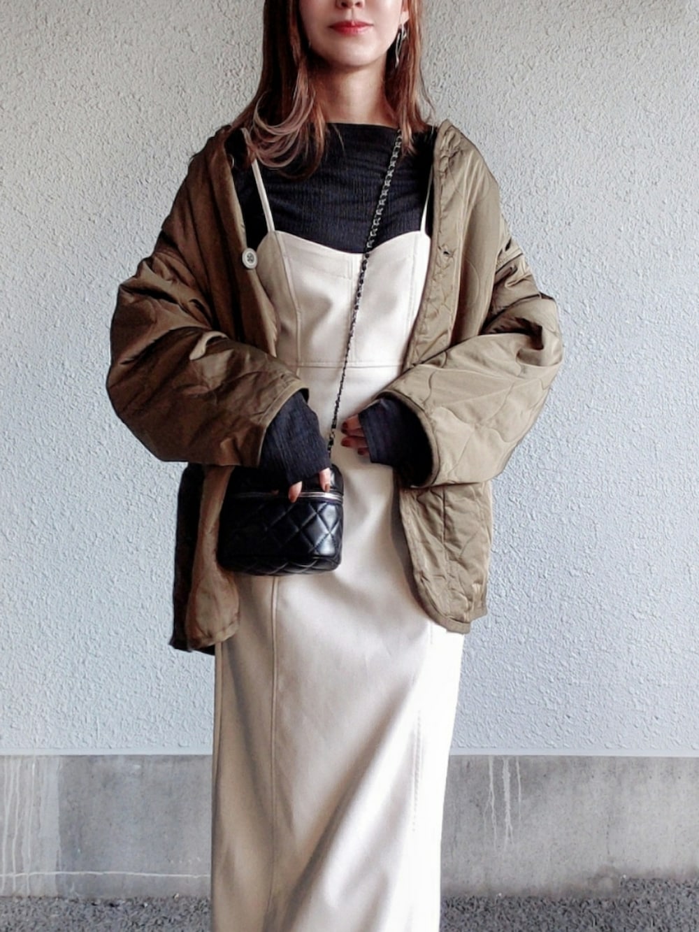 ホワイト系のワンピース、ブラウン系のノーカラージャケット、ブラック系のブーツを着用したレディースの秋コーディネートの3枚目の写真