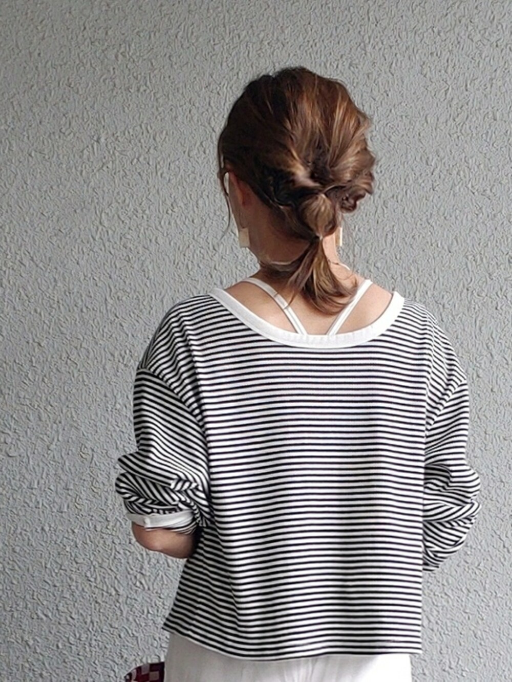 レッド系のかごバッグ、ホワイト系のその他パンツ、ホワイト系のサンダルを着用したレディースの春コーディネートの4枚目の写真