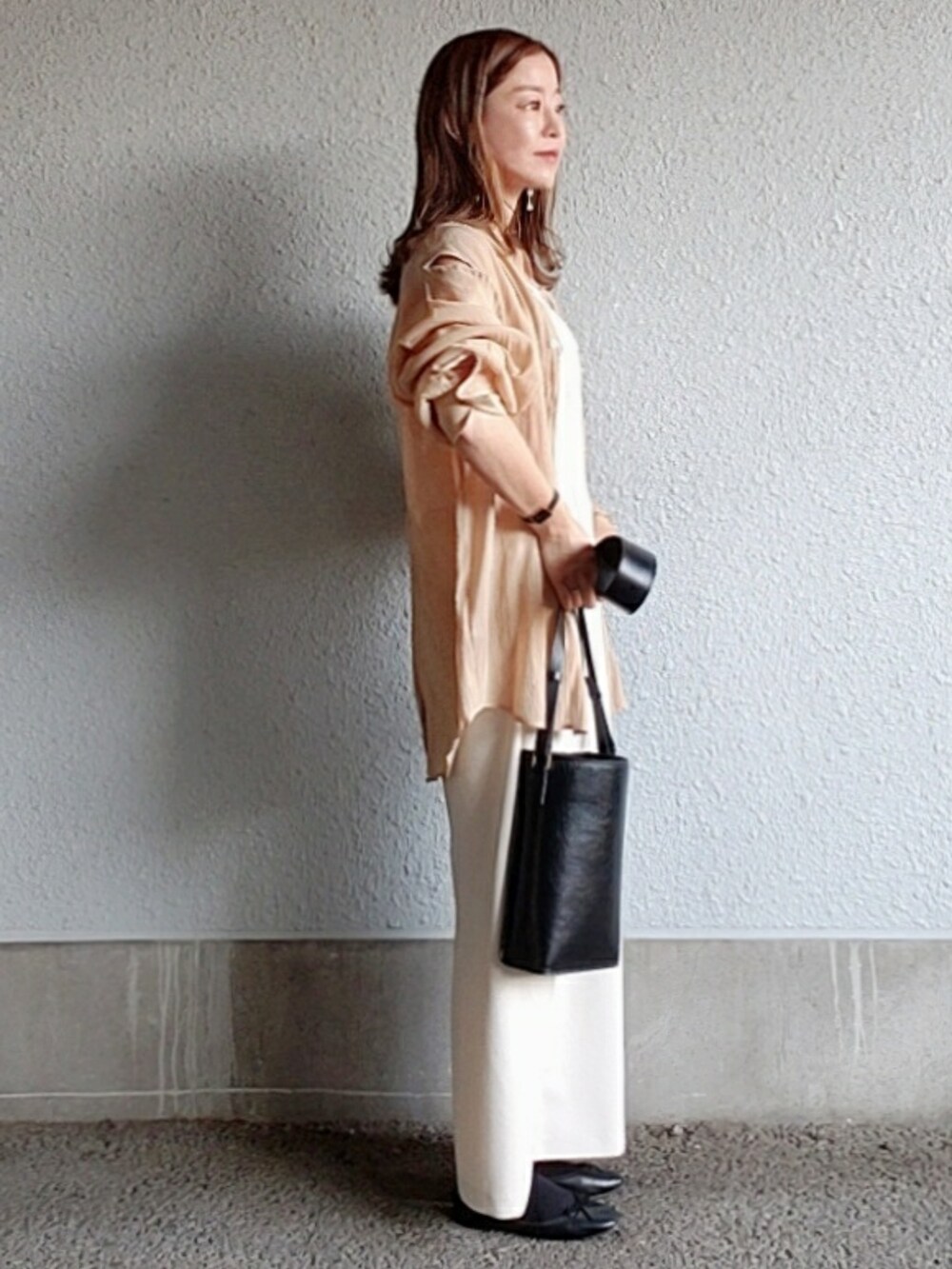 ベージュ系のシャツ/ブラウス、ホワイト系のワンピース、ブラック系のバッグを着用したレディースの春コーディネートの2枚目の写真