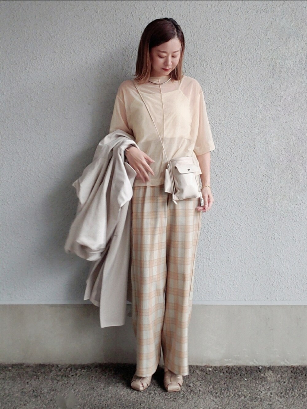 ベージュ系のその他パンツ、グレー系のサンダル、ベージュ系のTシャツ/カットソーを着用したレディースの春コーディネートの3枚目の写真