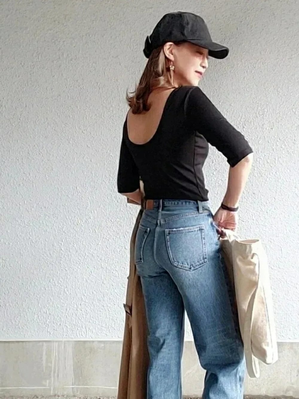 ブラック系のサンダル、ホワイト系のトートバッグ、ブラック系のTシャツ/カットソーを着用したレディースの春コーディネートの5枚目の写真