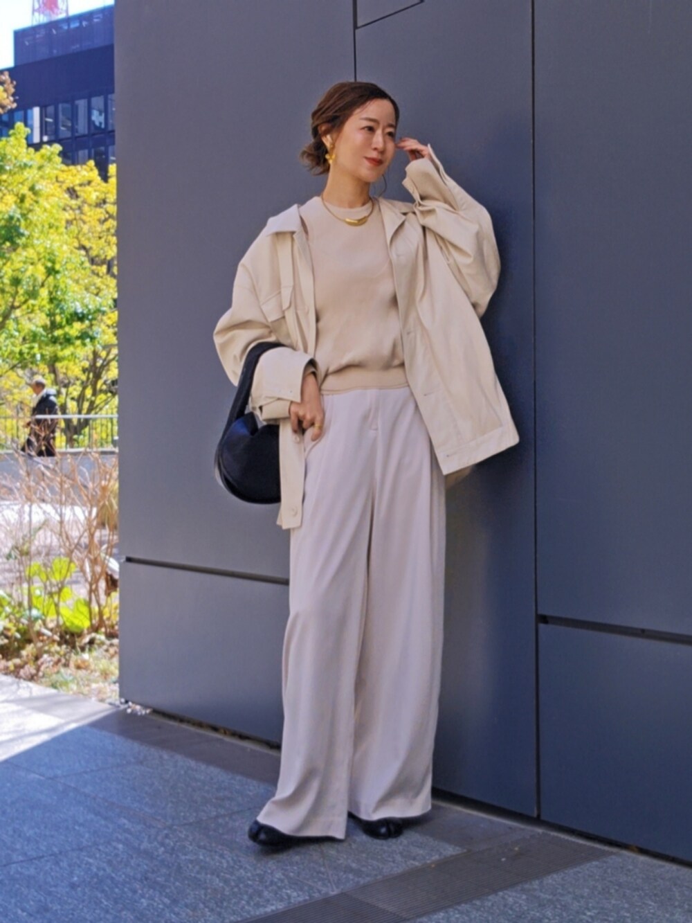 ホワイト系のその他パンツ、ホワイト系のブルゾン、ベージュ系のニット/セーターを着用したレディースの春コーディネートの2枚目の写真