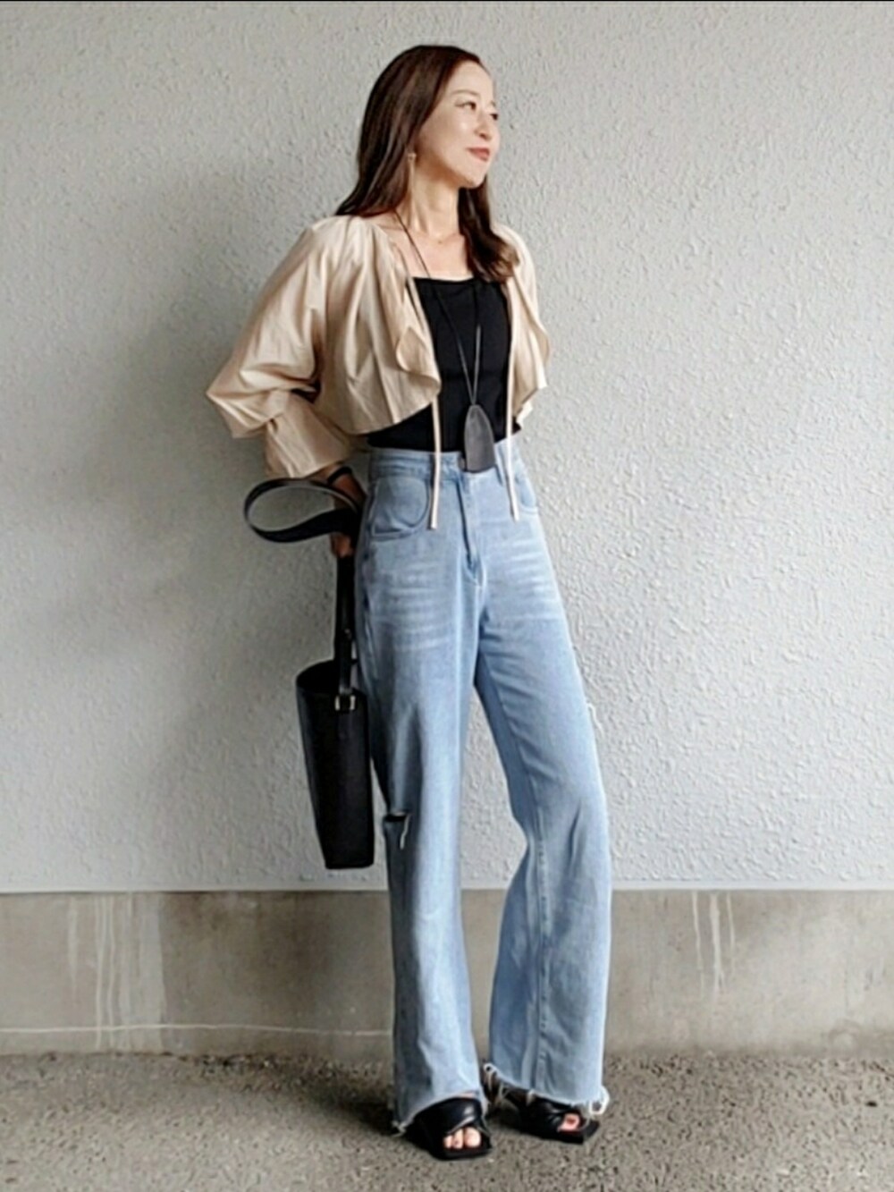 ブラック系のキャミソール、ブラック系のバッグ、ブラック系のサンダルを着用したレディースの夏コーディネートの2枚目の写真