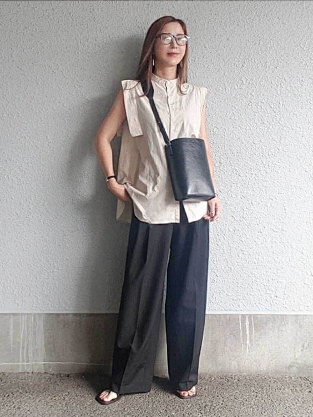 ベージュ系のシャツ/ブラウス、ブラック系のバッグ、ブラック系のサンダルを着用したレディースの夏コーディネートの5枚目の写真