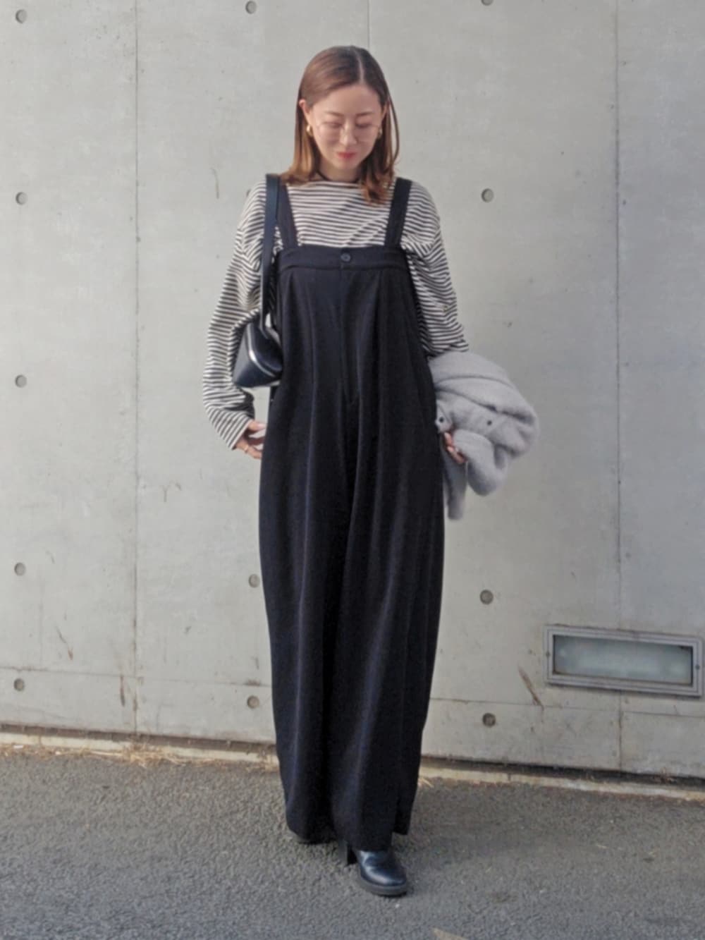 ブラック系のTシャツ/カットソー、ブラック系のショルダーバッグを着用したレディースの冬コーディネートの3枚目の写真