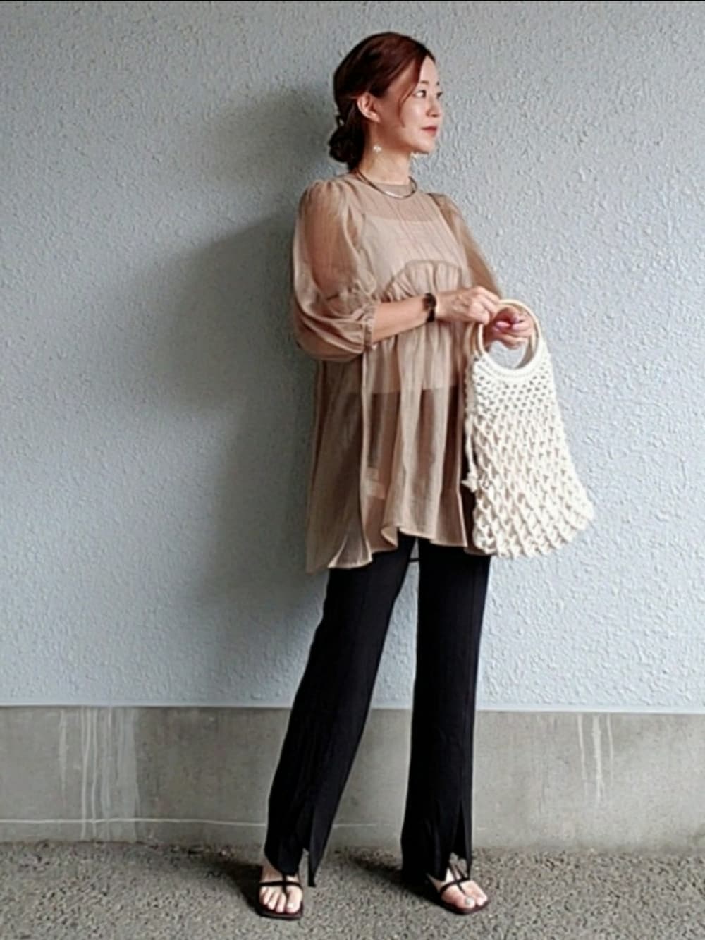 ブラック系のその他パンツ、ベージュ系のシャツ/ブラウス、ブラック系のサンダルを着用したレディースの夏コーディネートの4枚目の写真