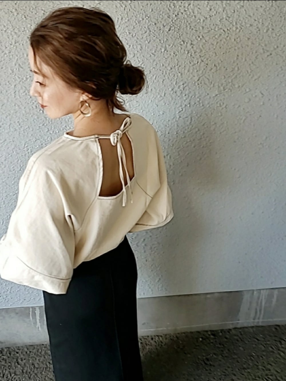 ホワイト系のシャツ/ブラウス、ブラック系のスカート、ブラック系のサンダルを着用したレディースの夏コーディネートの4枚目の写真