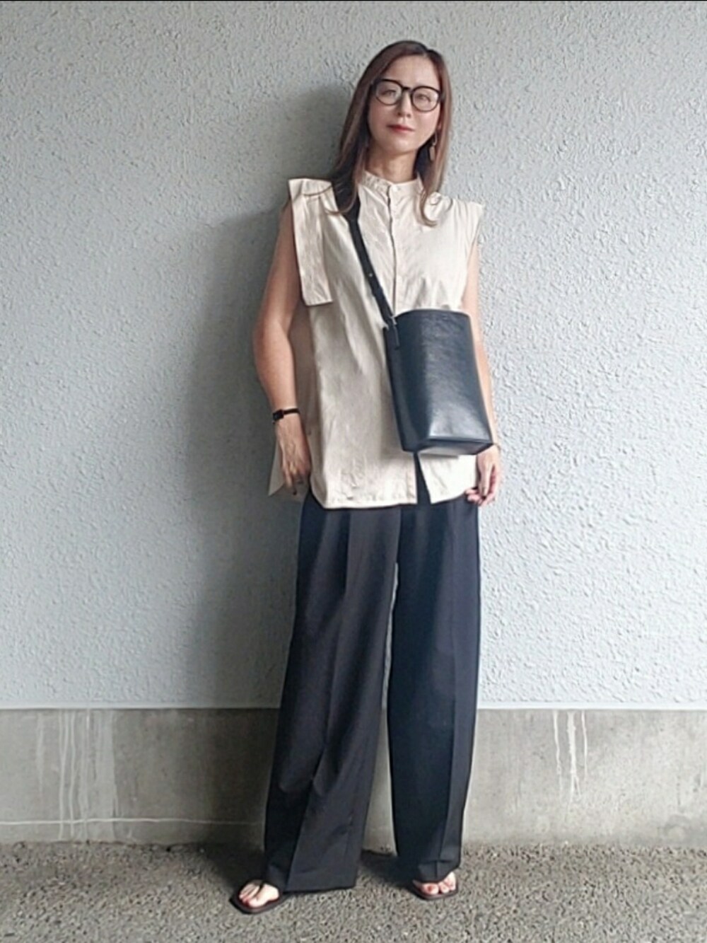 ベージュ系のシャツ/ブラウス、ブラック系のバッグ、ブラック系のサンダルを着用したレディースの夏コーディネートの4枚目の写真