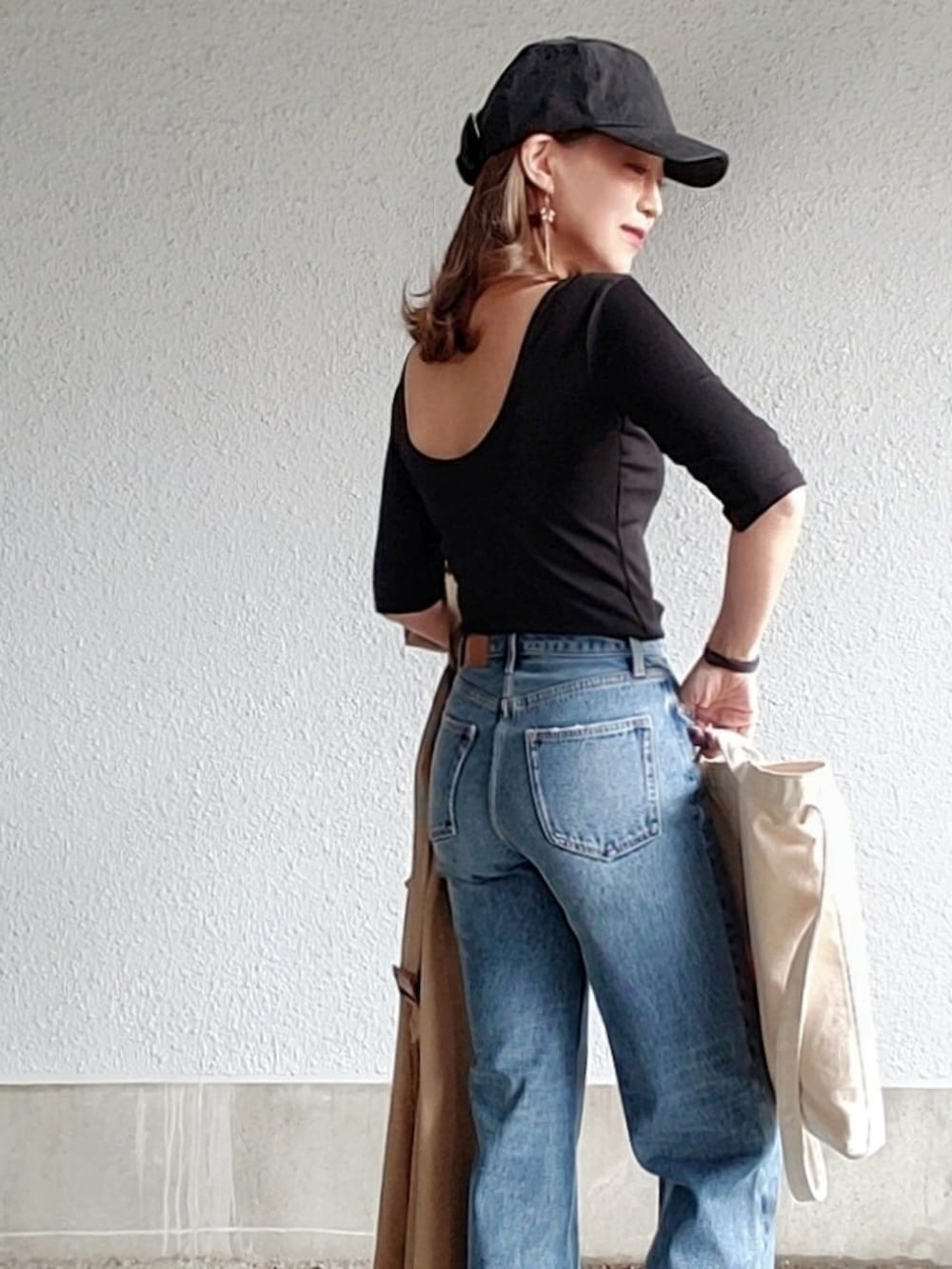 ホワイト系のジャンパースカート、ブラック系のTシャツ/カットソー、ブラック系のサンダルを着用したレディースの春コーディネートの5枚目の写真