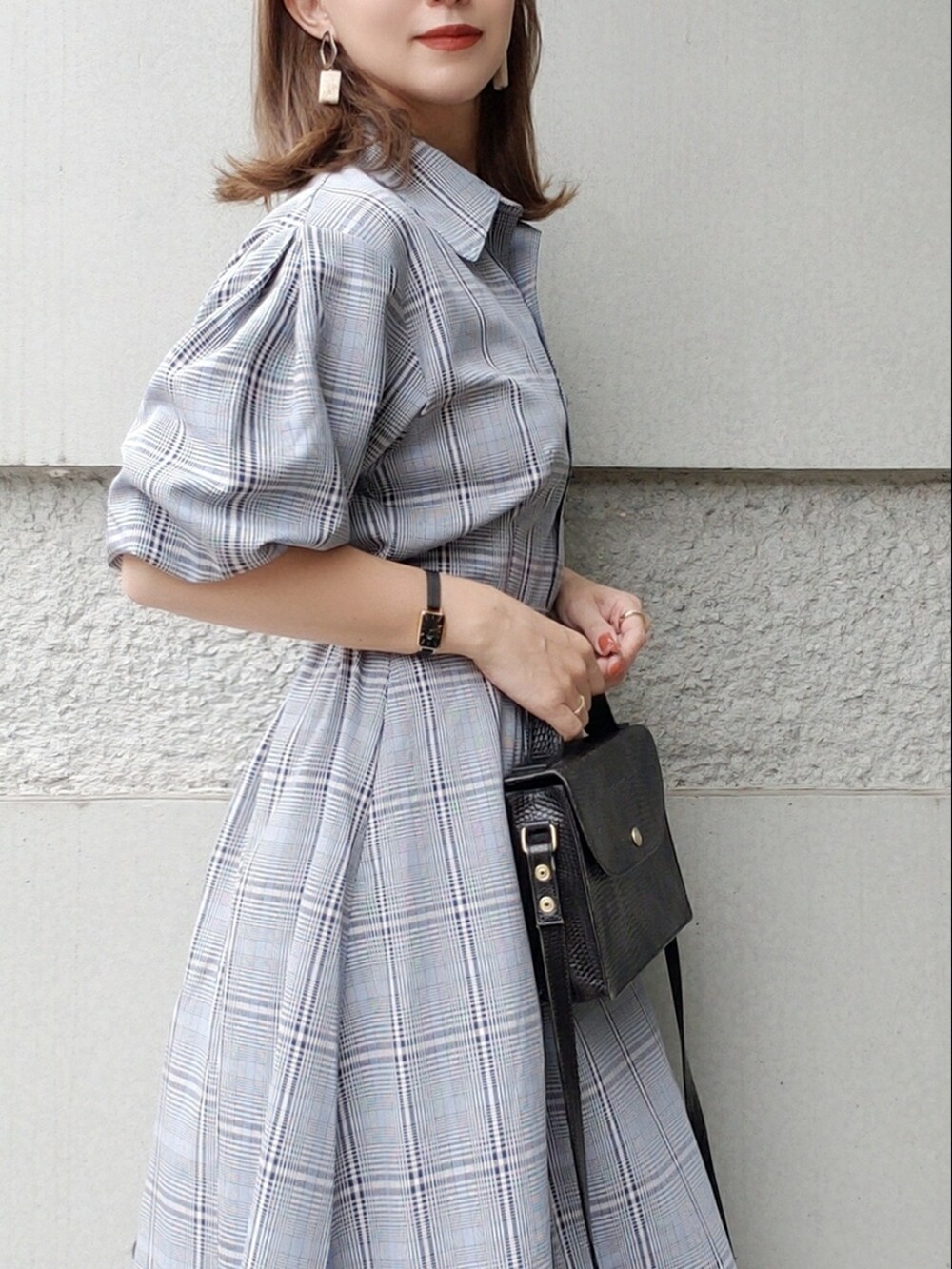 グレー系のワンピース/ドレス、ブラック系のローファー、ブラック系のショルダーバッグを着用したレディースの春コーディネートの3枚目の写真