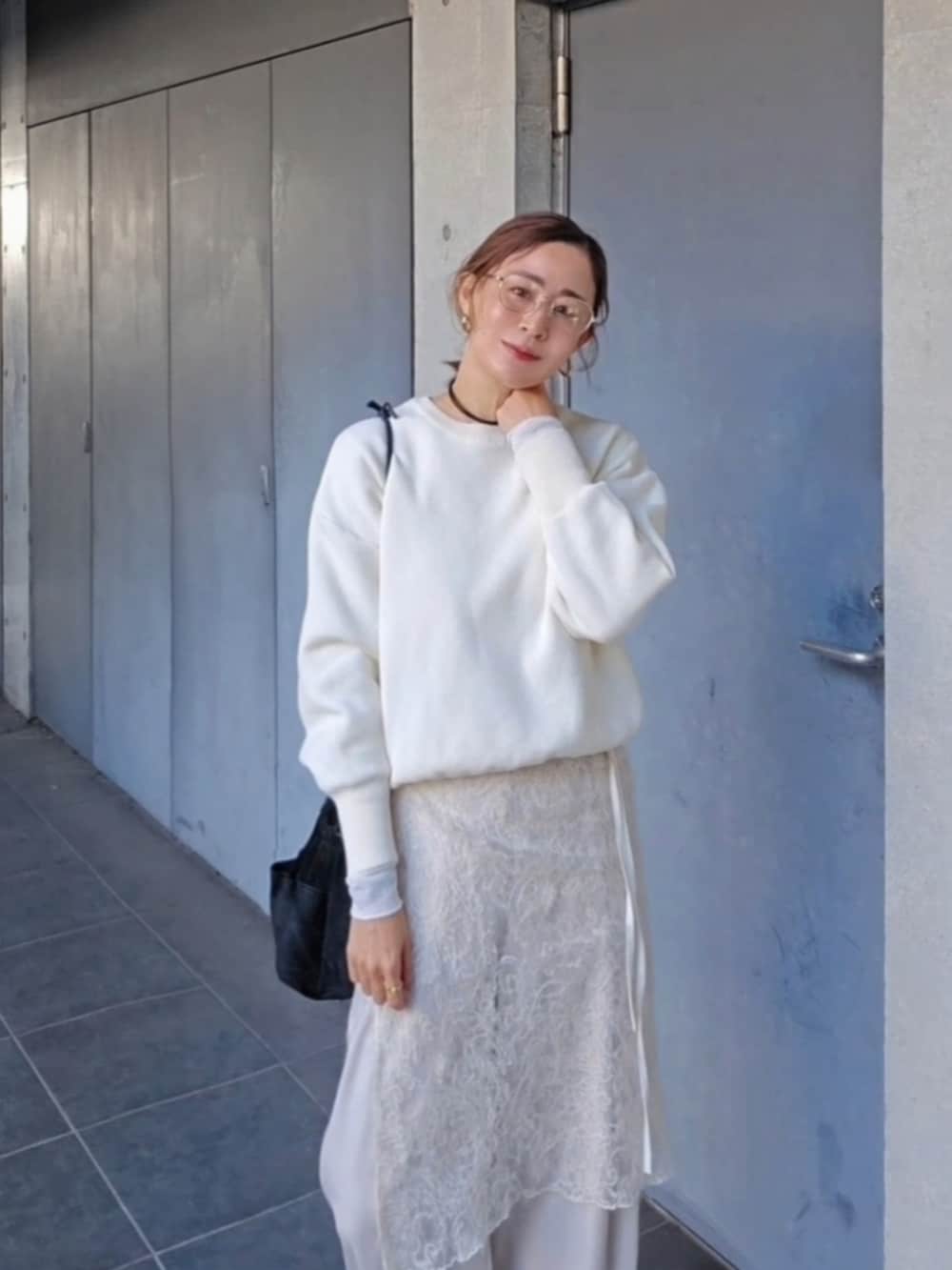 ホワイト系のスカート、ホワイト系のその他パンツ、ホワイト系のニット/セーターを着用したレディースの秋コーディネートの3枚目の写真