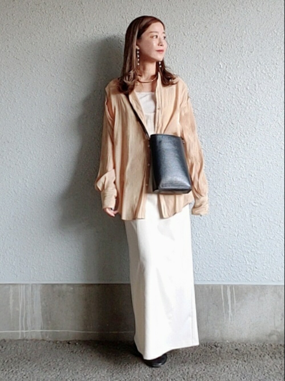 ベージュ系のシャツ/ブラウス、ホワイト系のワンピース、ブラック系のバッグを着用したレディースの春コーディネートの3枚目の写真