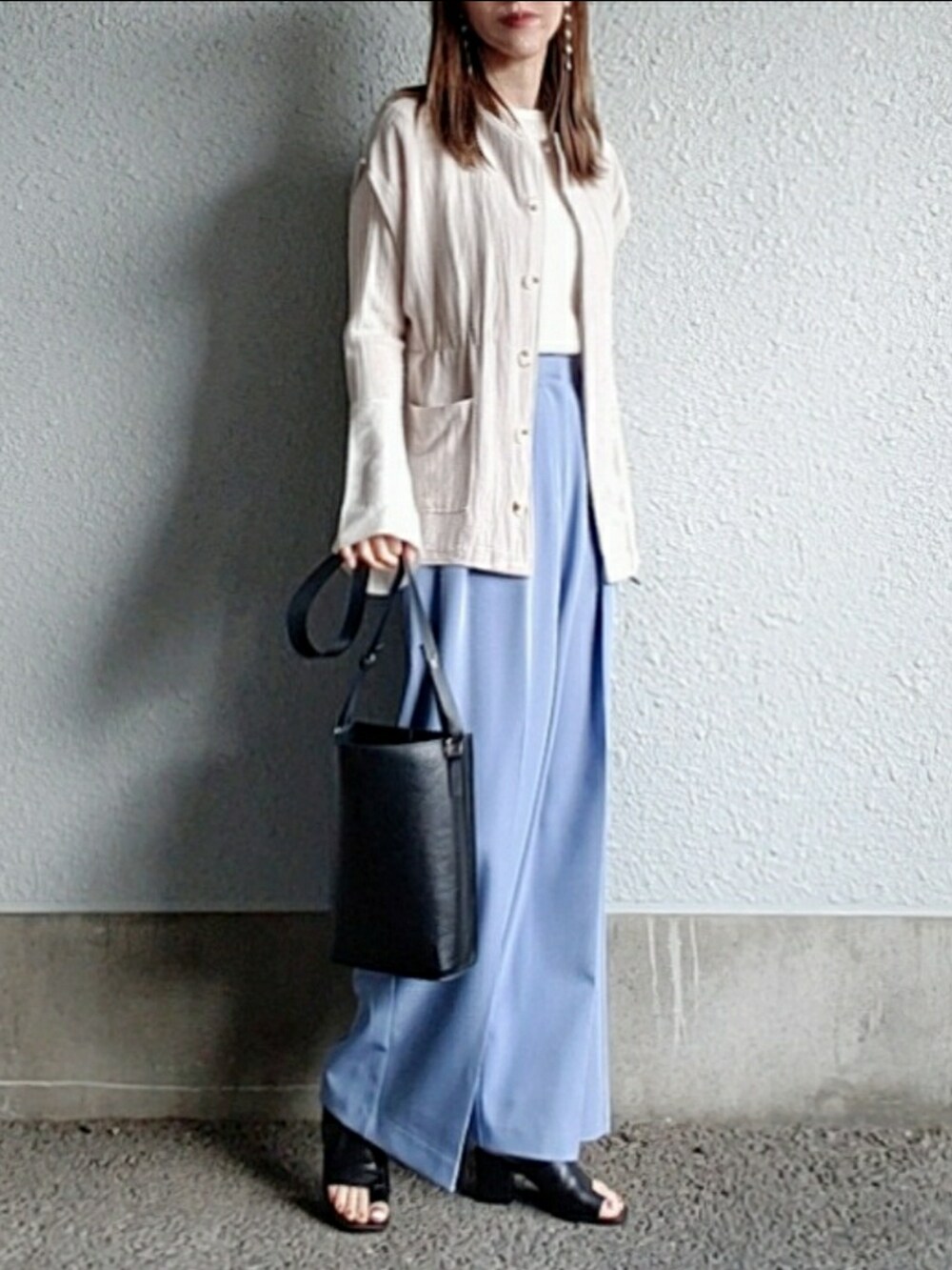 ブラック系のサンダル、ホワイト系のニット/セーター、ブルー系のその他パンツを着用したレディースの夏コーディネートの2枚目の写真