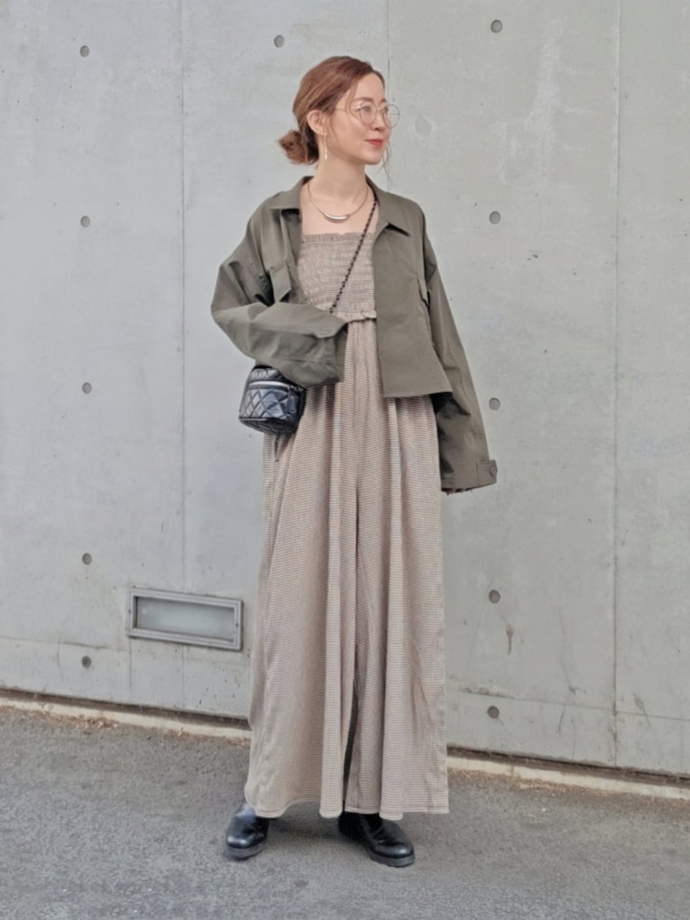 その他のつなぎ/オールインワン、グリーン系のミリタリージャケット、ブラック系のパンプスを着用したレディースの春コーディネートの2枚目の写真