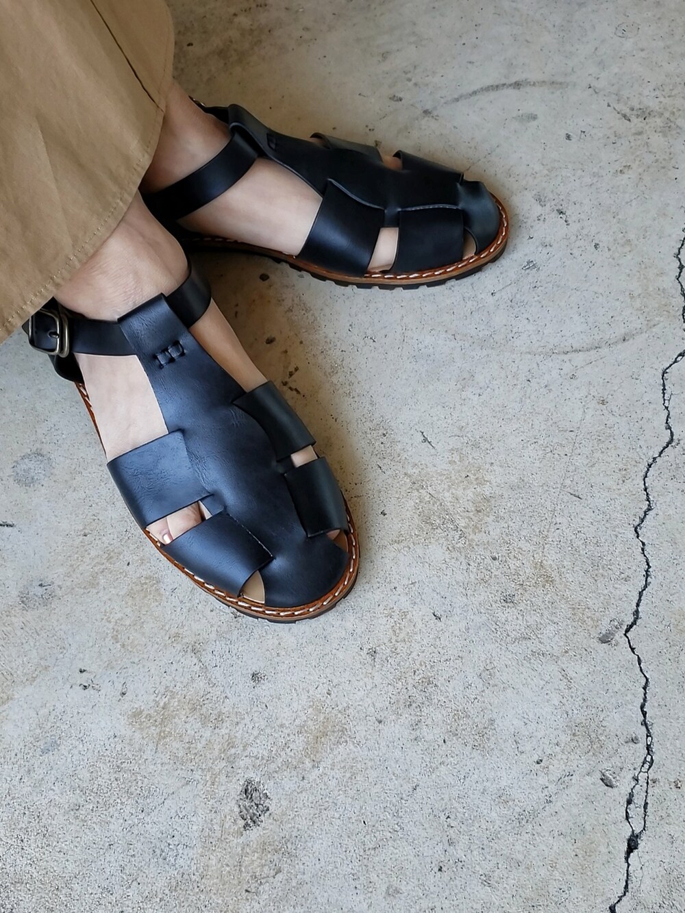 ベージュ系のスカート、ブラック系のサンダル、イエロー系のトップスを着用したレディースの春コーディネートの3枚目の写真