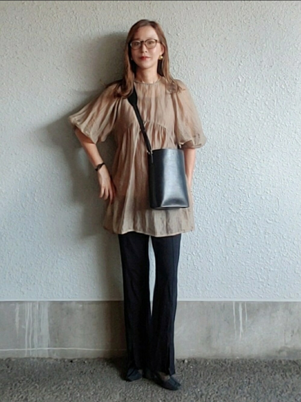 ベージュ系のシャツ/ブラウス、ブラック系のその他パンツ、ブラック系のブーツを着用したレディースの秋コーディネートの3枚目の写真