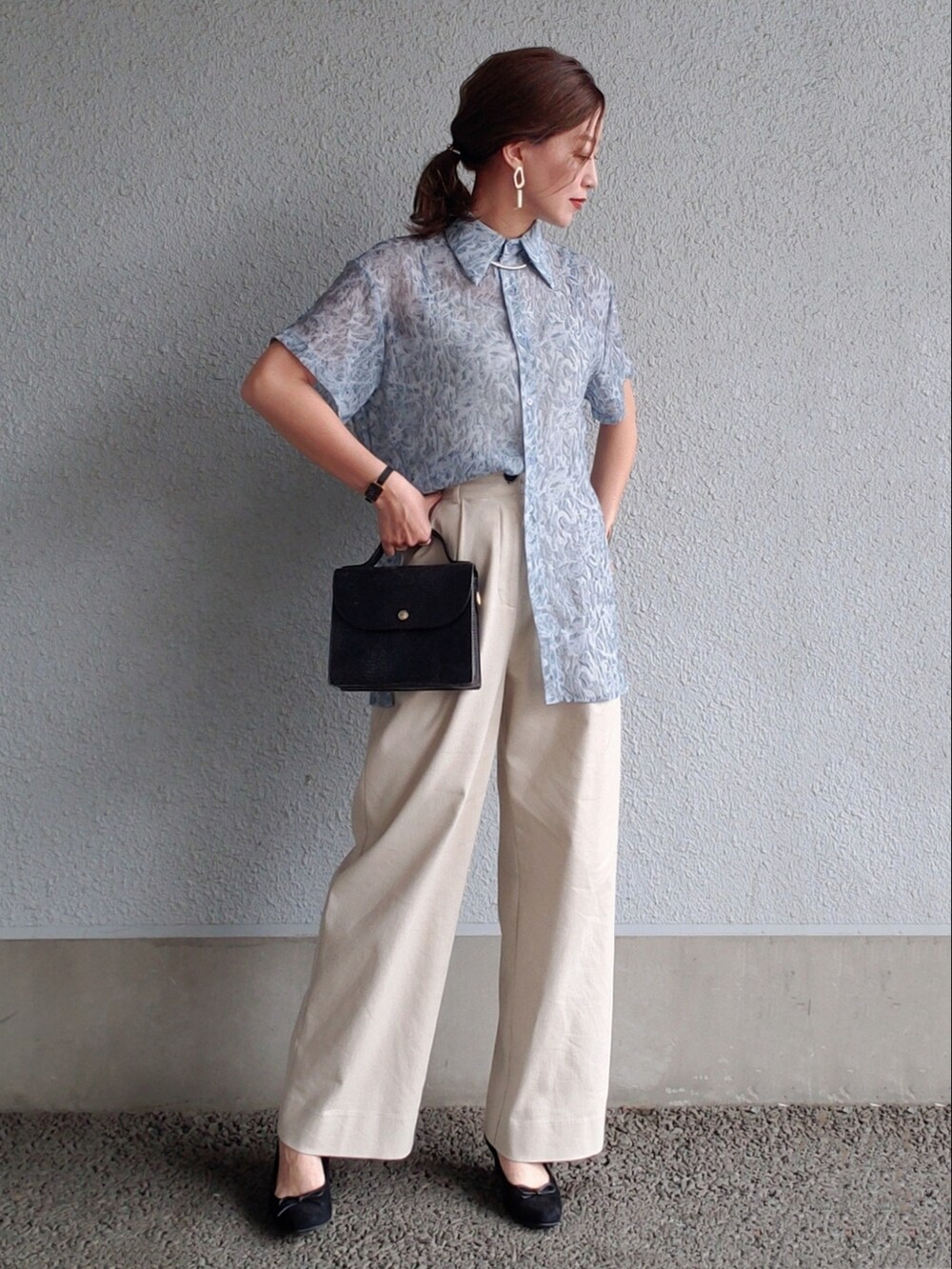 グリーン系のシャツ/ブラウス、ベージュ系のその他パンツ、ブラック系のショルダーバッグを着用したレディースの春コーディネートの4枚目の写真