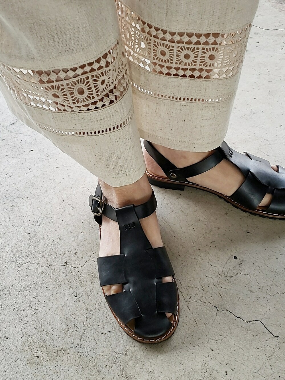 グリーン系のベスト、ベージュ系のその他パンツ、ブラック系のサンダルを着用したレディースの春コーディネートの5枚目の写真