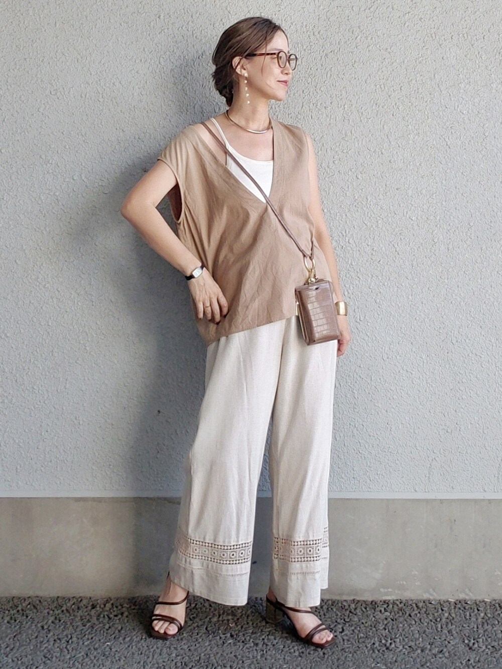 ベージュ系のその他パンツ、ブラウン系のトップス、ブラウン系のショルダーバッグを着用したレディースの夏コーディネートの2枚目の写真