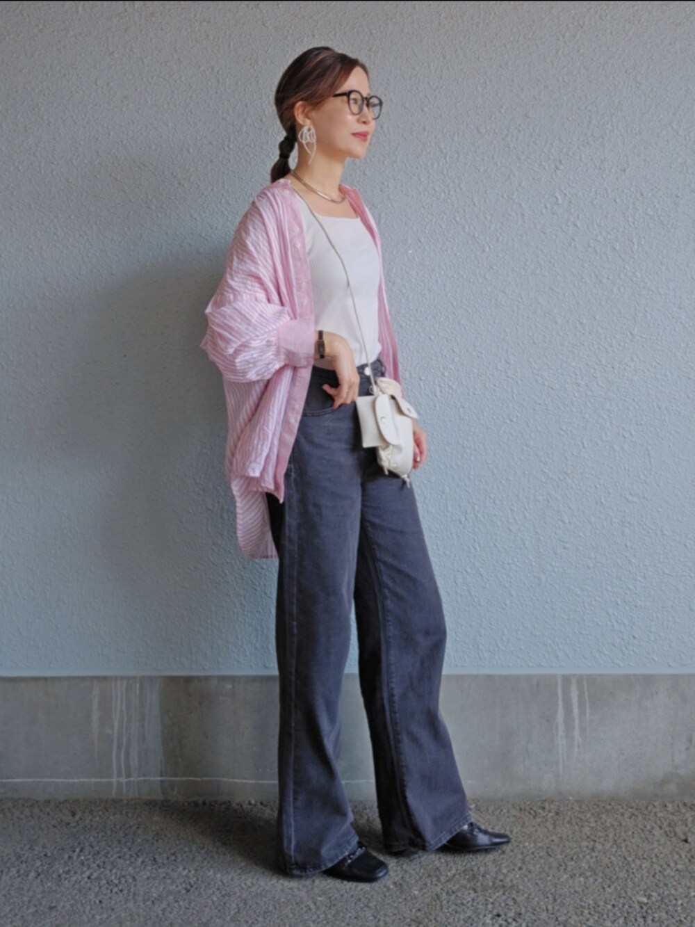 ホワイト系のタンクトップ、ブラック系のパンツ、ブラック系のパンプスを着用したレディースの春コーディネートの2枚目の写真