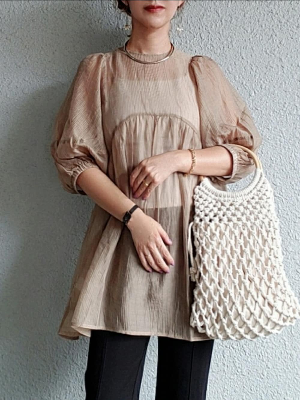 ブラック系のその他パンツ、ベージュ系のシャツ/ブラウス、ブラック系のサンダルを着用したレディースの夏コーディネートの3枚目の写真