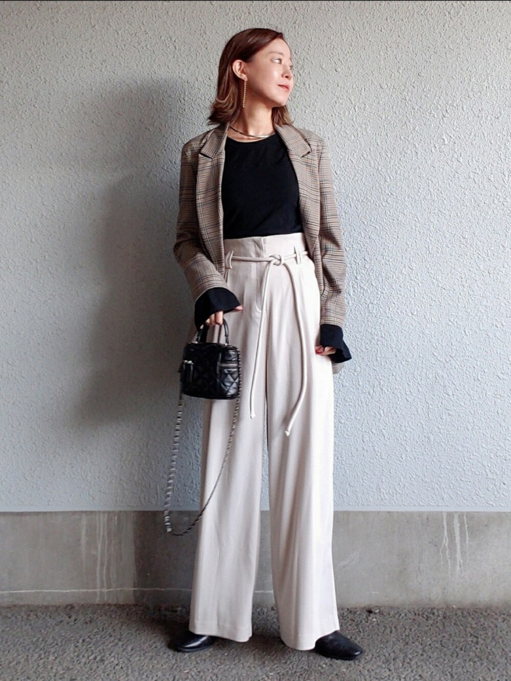 ホワイト系のその他パンツ、ブラック系のブーツ、ブラック系のバッグを着用したレディースの冬コーディネートの4枚目の写真